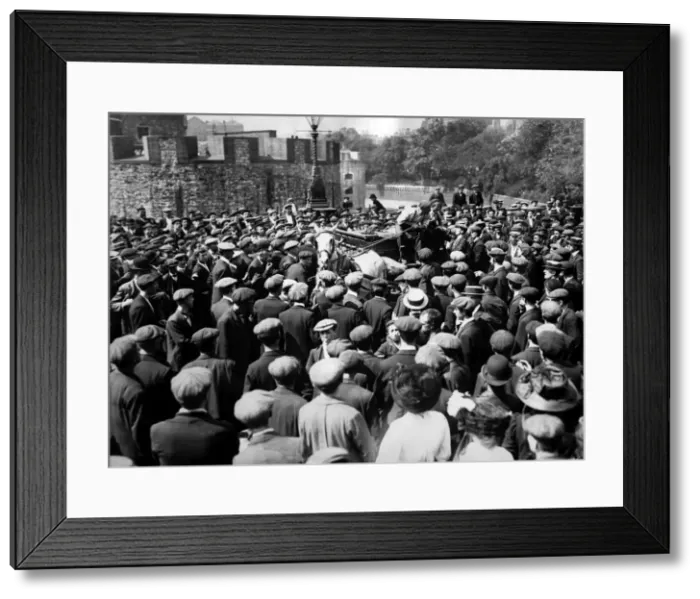 Framed Print : Obstructive crowd of men during dock strike, London Framed Print : Obstructive crowd of men during dock strike, London