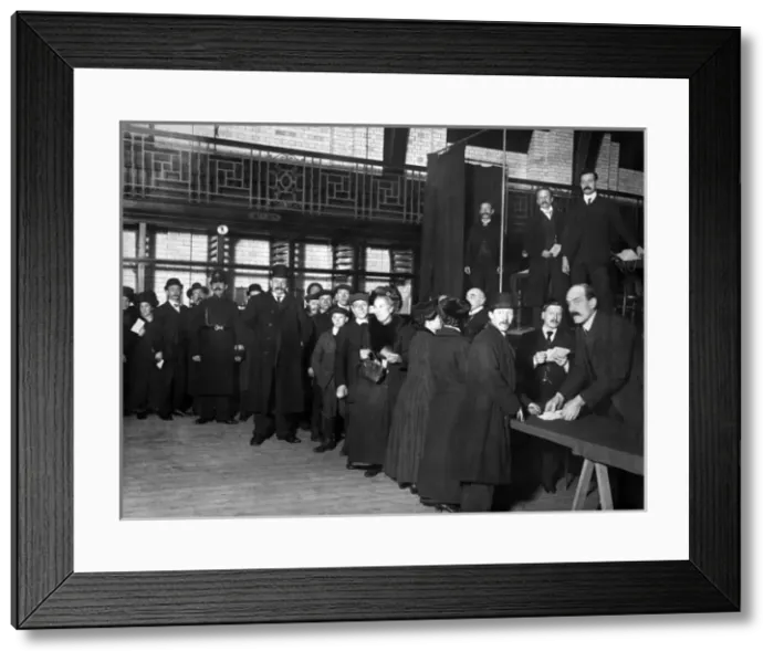 Framed Print : West Southwark Slate Club paying out, London Framed Print : West Southwark Slate Club paying out, London