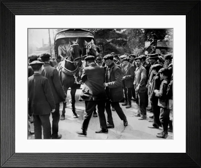Framed Print : Strikers obstructing transport during London Dock Strike Framed Print : Strikers obstructing transport during London Dock Strike