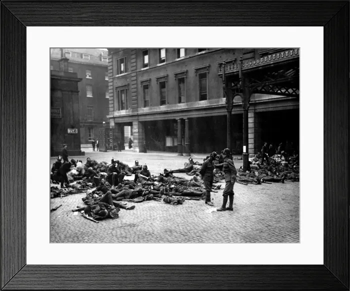 Framed Print : Soldiers waiting for orders during rail strike, London Framed Print : Soldiers waiting for orders during rail strike, London