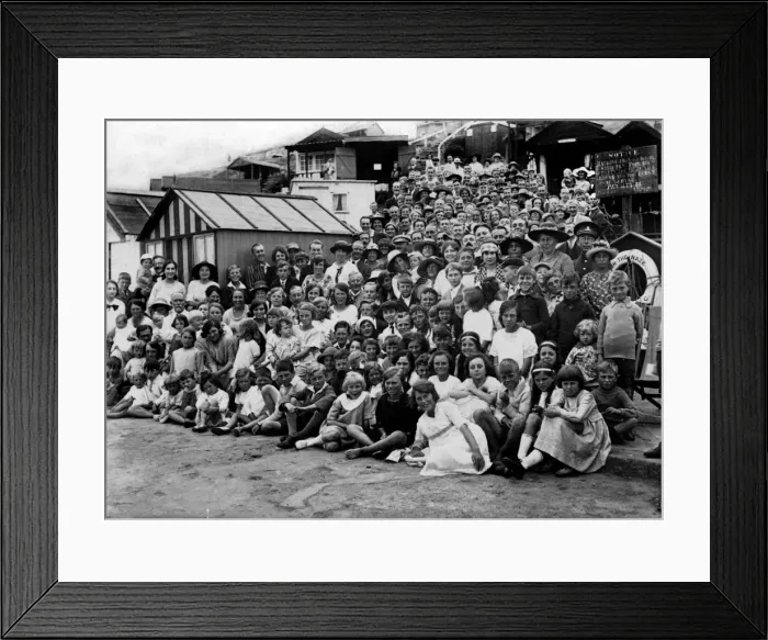 Framed Print : Holidaymakers at Walton-on-the-Naze, Essex Framed Print : Holidaymakers at Walton-on-the-Naze, Essex