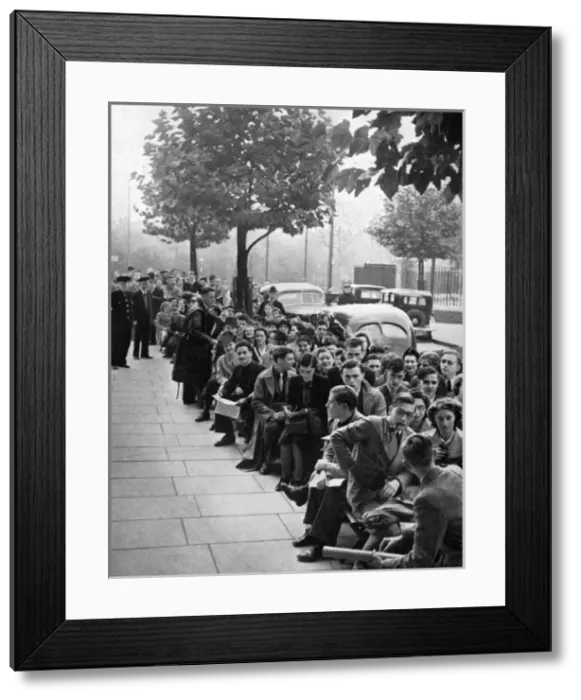 Framed Print : Public queuing to see Faust, 1939 Framed Print : Public queuing to see Faust, 1939