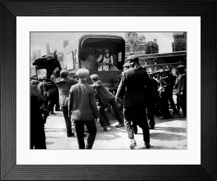 Framed Print : Striking dockers attacking horse-drawn van, London Framed Print : Striking dockers attacking horse-drawn van, London