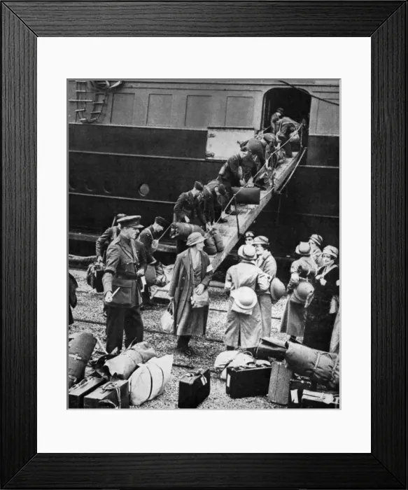 Framed Print : British nurses and airmen land in France, 1939 Framed Print : British nurses and airmen land in France, 1939