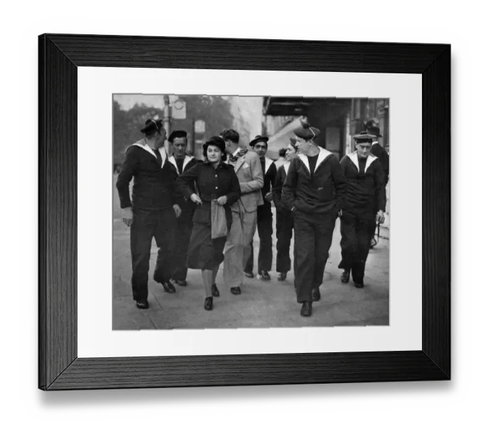 Framed Print : French sailors on leave in London, 1939 Framed Print : French sailors on leave in London, 1939
