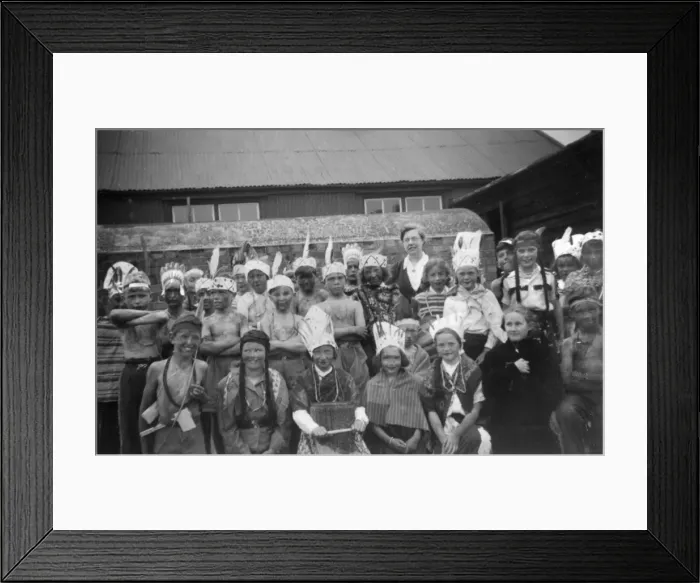 Framed Print : Schoolchildren dressed as Red Indians, Walton, Essex Framed Print : Schoolchildren dressed as Red Indians, Walton, Essex