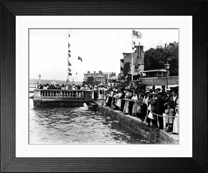 Framed Print : Spectators at Cowes Yacht Race, Isle of Wight Framed Print : Spectators at Cowes Yacht Race, Isle of Wight