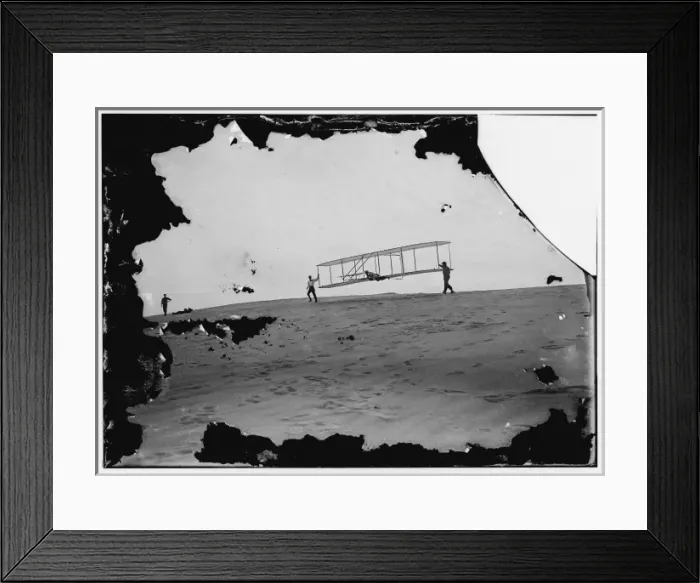Framed Print : Start of a glide; Wilbur in motion at left holding one end o Framed Print : Start of a glide; Wilbur in motion at left holding one end o