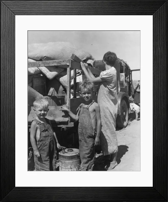 Framed Print : Part of an impoverished family of nine on a New Mexico highw Framed Print : Part of an impoverished family of nine on a New Mexico highw