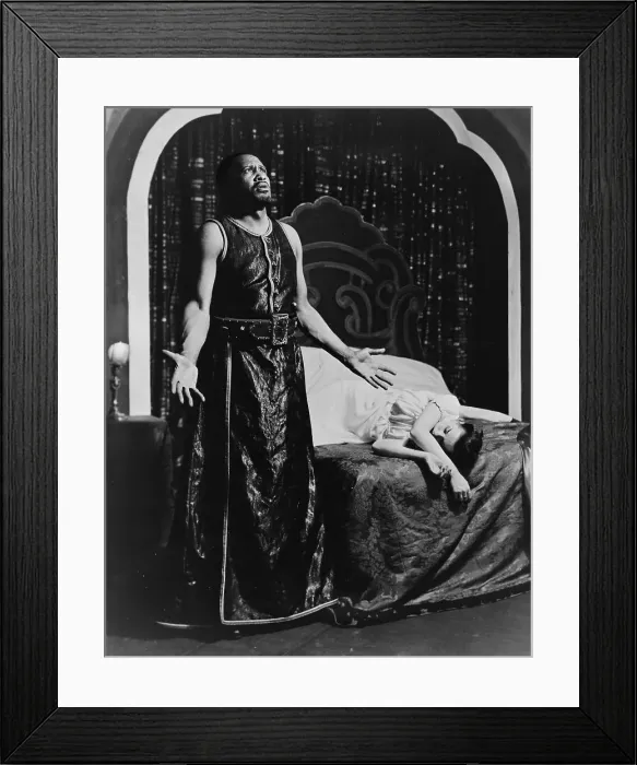 Framed Print : Scene from Othello with Paul Robeson and Margaret Webster i Framed Print : Scene from Othello with Paul Robeson and Margaret Webster i
