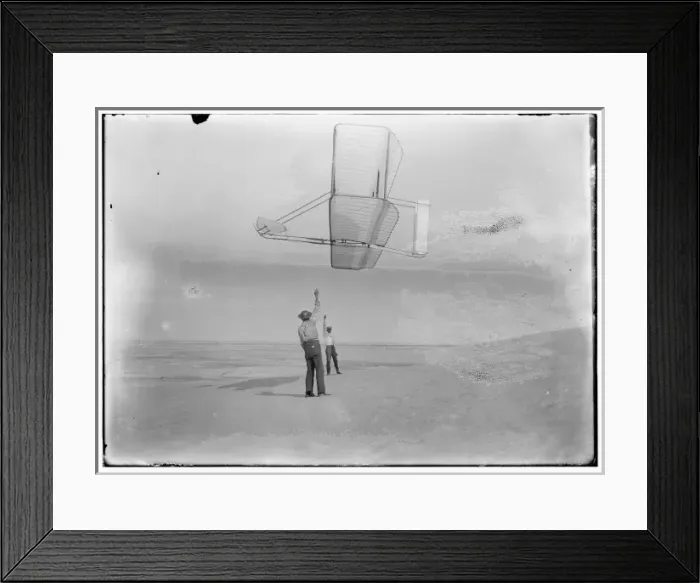 Framed Print : Side view of Dan Tate, left, and Wilbur, right, flying the 1 Framed Print : Side view of Dan Tate, left, and Wilbur, right, flying the 1