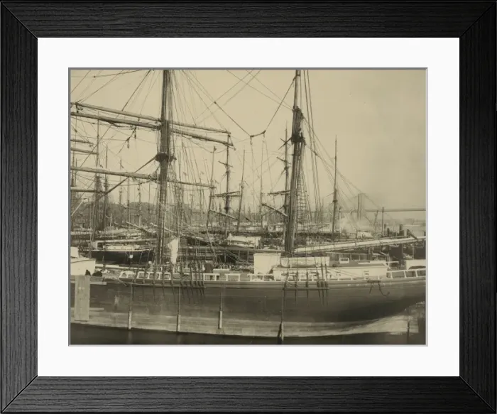 Framed Print : Shipping in the East River, New York Framed Print : Shipping in the East River, New York