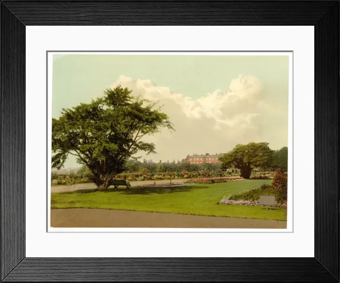 Framed Print : Hampton Court Palace, London and suburbs, England Framed Print : Hampton Court Palace, London and suburbs, England