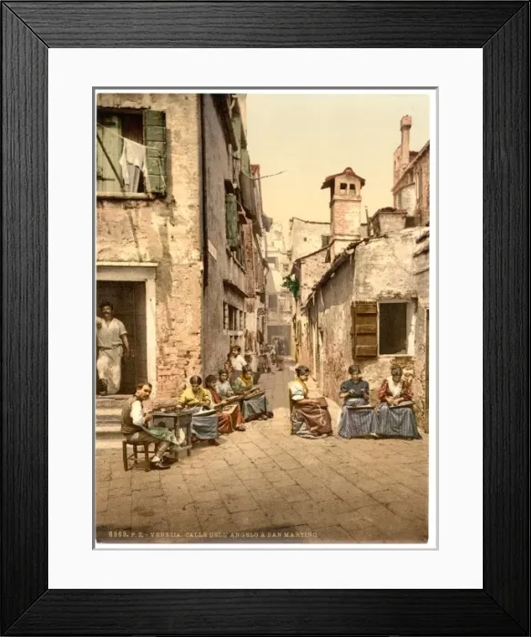Framed Print : A court yard (Calle dell Angelo a San Martino), Venice, Ital Framed Print : A court yard (Calle dell Angelo a San Martino), Venice, Ital
