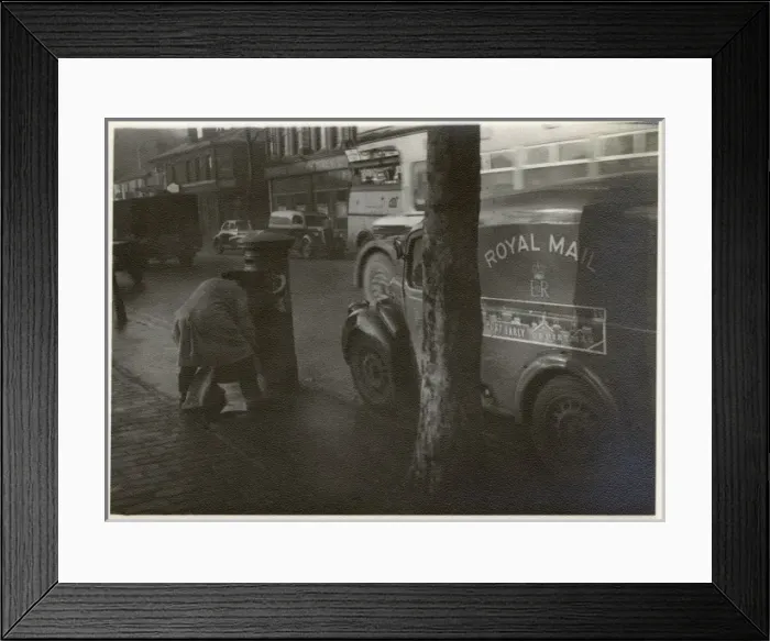 Framed Print : Collecting the mail on Christmas Eve - Ashley Street, London Framed Print : Collecting the mail on Christmas Eve - Ashley Street, London