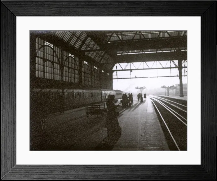 Framed Print : Platforms 1 & 2 at Waterloo Station, London Framed Print : Platforms 1 & 2 at Waterloo Station, London