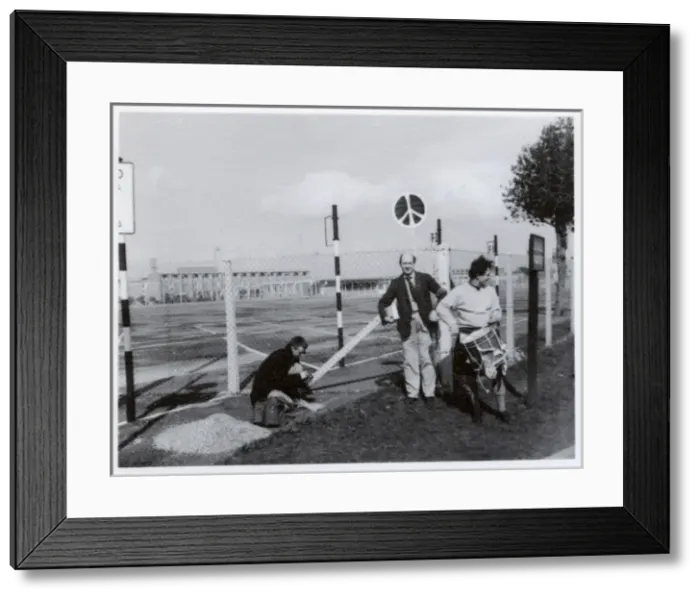 Framed Print : Aldermaston March - 27th March 1959 Framed Print : Aldermaston March - 27th March 1959