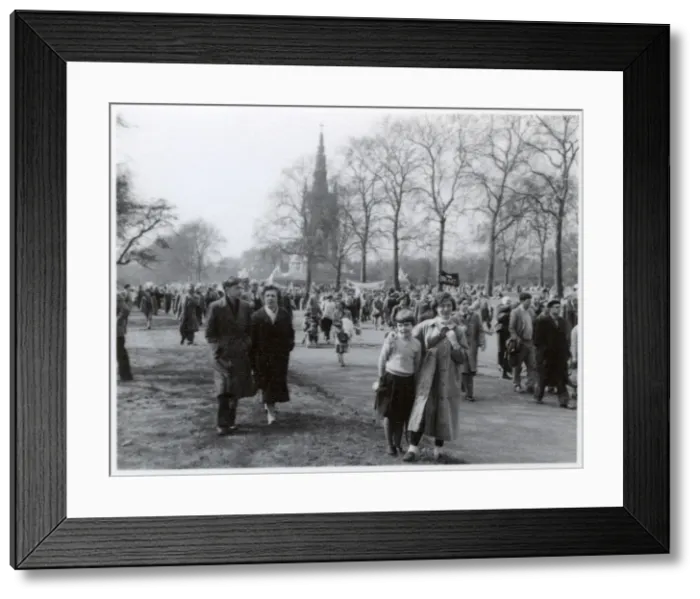Framed Print : Aldermaston March - 27th March 1959 Framed Print : Aldermaston March - 27th March 1959