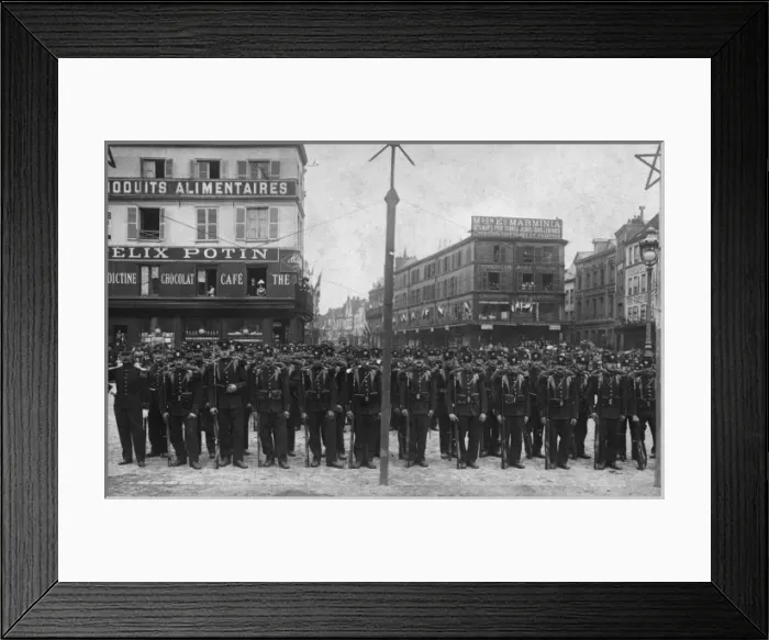 Framed Print : French soldiers on parade in Paris Framed Print : French soldiers on parade in Paris