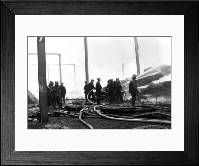 Framed Print : Blitz in London -- Surrey Docks, Rotherhithe, WW2 Framed Print : Blitz in London -- Surrey Docks, Rotherhithe, WW2