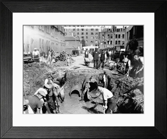 Framed Print : Blitz in London -- clearance and repair of bomb damage Framed Print : Blitz in London -- clearance and repair of bomb damage