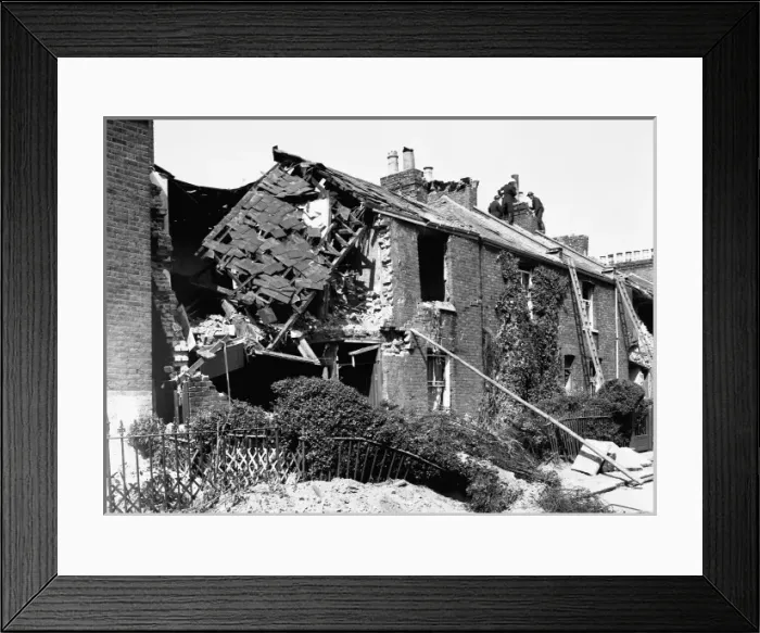 Framed Print : Blitz in London -- clearance and repair of bomb damage Framed Print : Blitz in London -- clearance and repair of bomb damage
