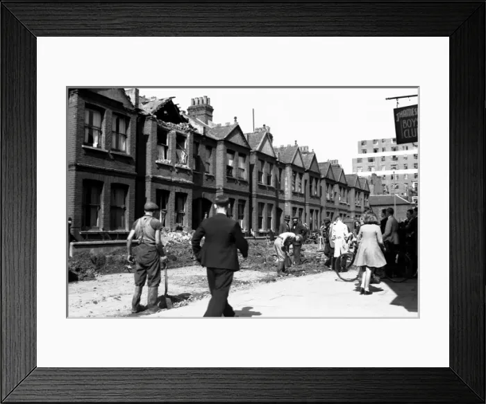 Framed Print : Blitz in London -- clearance and repair of bomb damage Framed Print : Blitz in London -- clearance and repair of bomb damage