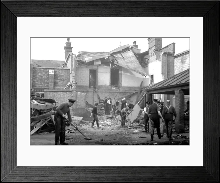 Framed Print : Blitz in London -- Cavendish Road, Balham, WW2 Framed Print : Blitz in London -- Cavendish Road, Balham, WW2