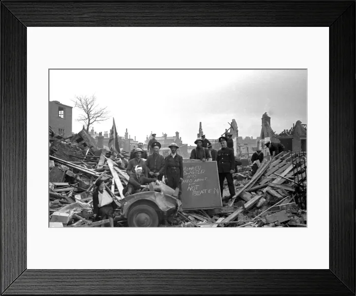 Framed Print : Blitz in London -- LFB and AFS firefighters in Woolwich Framed Print : Blitz in London -- LFB and AFS firefighters in Woolwich