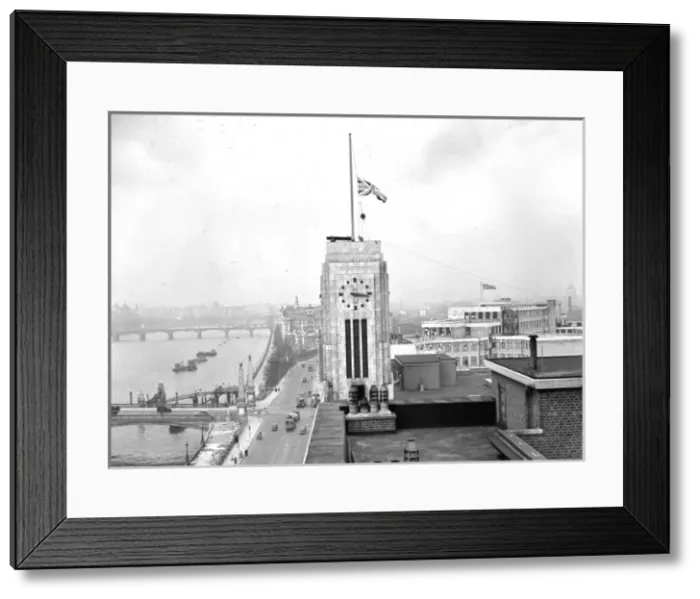 Framed Print : Blitz in London -- Smith Building, SE1 Framed Print : Blitz in London -- Smith Building, SE1