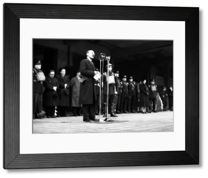 Framed Print : Visit to LFB by Mr Attlee, Lord Privy Seal, WW2 Framed Print : Visit to LFB by Mr Attlee, Lord Privy Seal, WW2