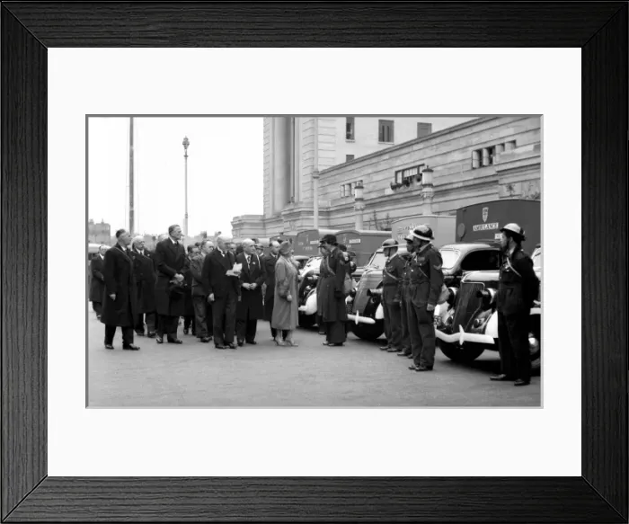 Framed Print : Royal visit to County Hall Civil Defence workers, WW2 Framed Print : Royal visit to County Hall Civil Defence workers, WW2