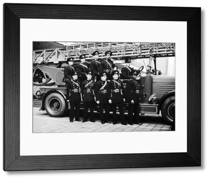 Framed Print : AFS crew with turntable ladder, WW2 Framed Print : AFS crew with turntable ladder, WW2