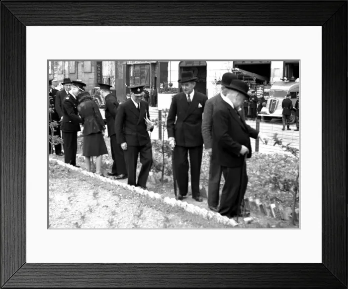 Framed Print : Lord Mayor of London visiting NFS City fire station, WW2 Framed Print : Lord Mayor of London visiting NFS City fire station, WW2