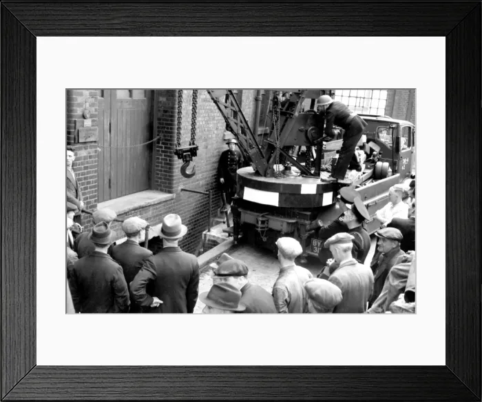 Framed Print : Horse rescued from basement by NFS breakdown lorry Framed Print : Horse rescued from basement by NFS breakdown lorry