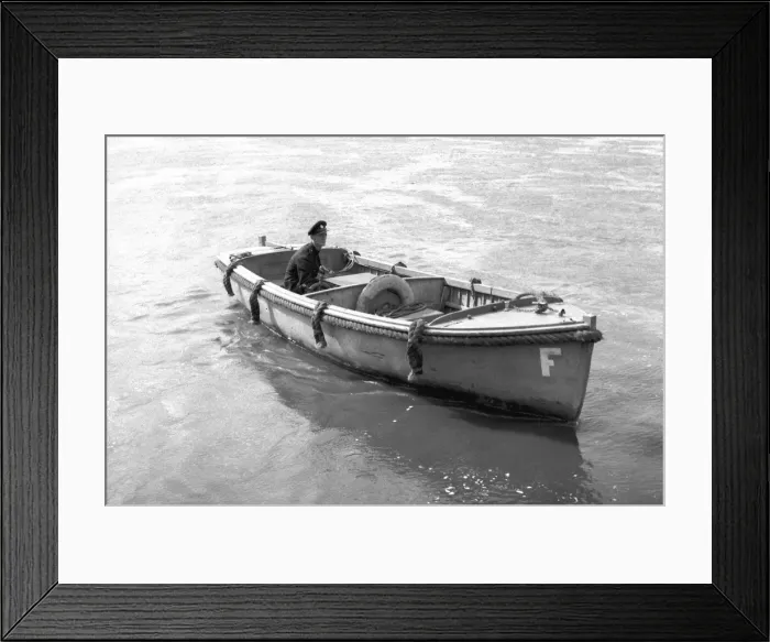 Framed Print : NFS (London Region) fireboat tender on the Thames, WW2