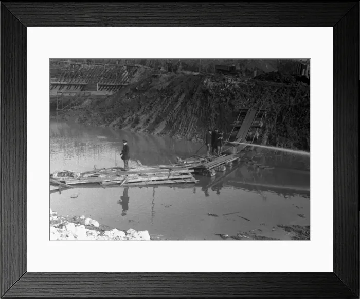 Framed Print : NFS (London) open water pumping exercise, WW2 Framed Print : NFS (London) open water pumping exercise, WW2