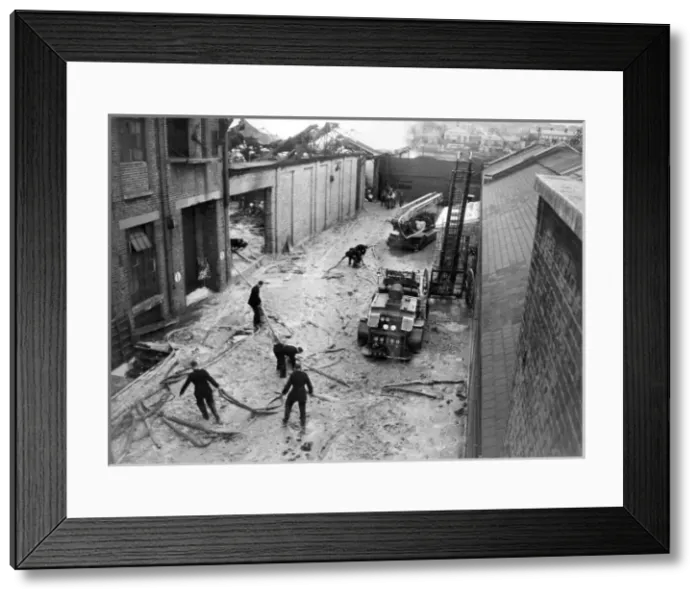 Framed Print : LFB at 25 pump fire, warehouse in Fulham Framed Print : LFB at 25 pump fire, warehouse in Fulham