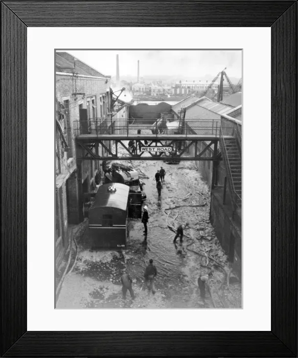 Framed Print : LFB at 25 pump fire, warehouse in Fulham Framed Print : LFB at 25 pump fire, warehouse in Fulham