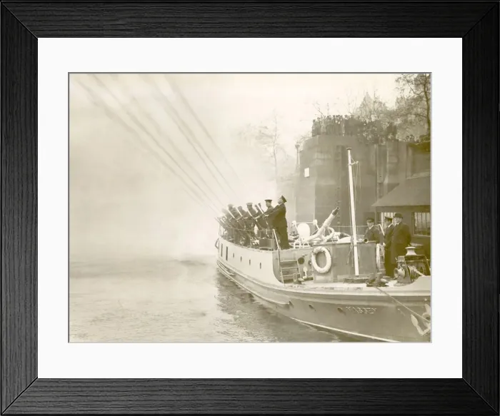 Framed Print : LCC-LFB fireboat Massey Shaw demonstrates pumping Framed Print : LCC-LFB fireboat Massey Shaw demonstrates pumping