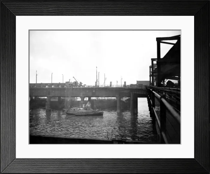 Framed Print : London Fire Brigade fireboat on the River Thames Framed Print : London Fire Brigade fireboat on the River Thames