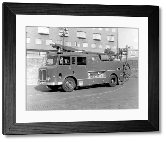 Framed Print : GLC-LFB - Dual purpose pump-escape fire engine Framed Print : GLC-LFB - Dual purpose pump-escape fire engine