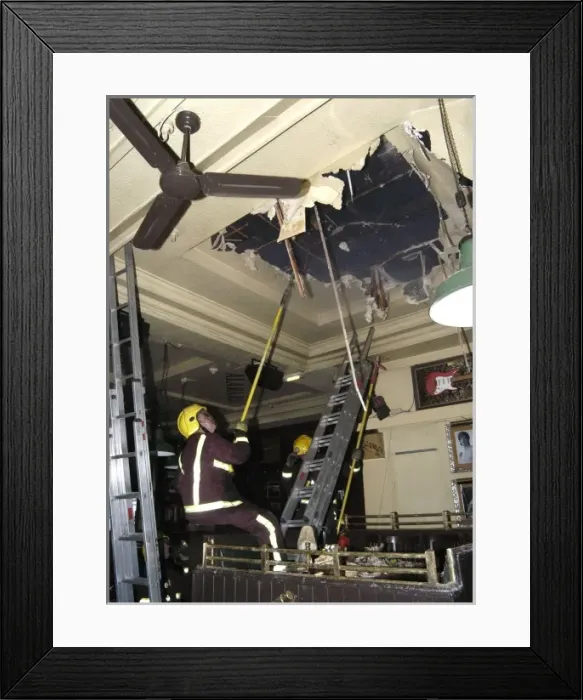 Framed Print : Firefighters respond to a fire at 7 Old Park Lane, W1 Framed Print : Firefighters respond to a fire at 7 Old Park Lane, W1
