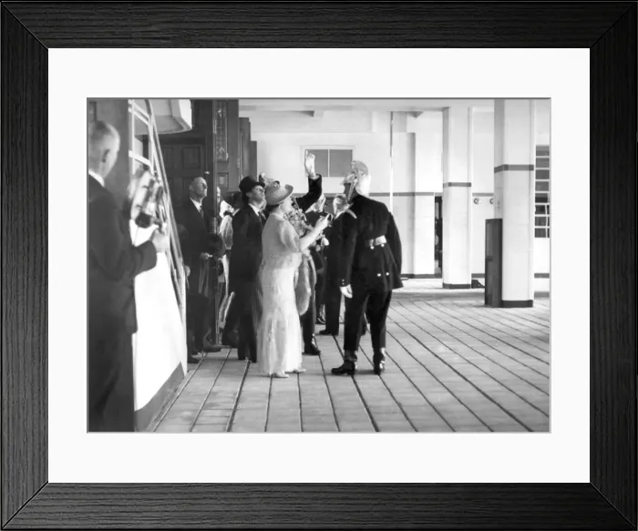 Framed Print : King George VI and Queen Elizabeth at Lambeth HQ Framed Print : King George VI and Queen Elizabeth at Lambeth HQ