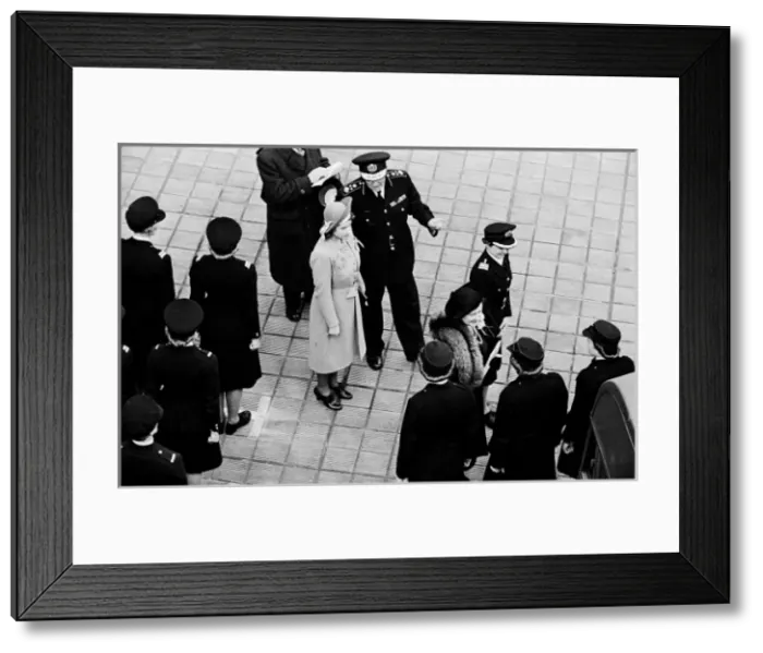 Framed Print : Queen Elizabeth inspects firewomen on parade, WW2 Framed Print : Queen Elizabeth inspects firewomen on parade, WW2