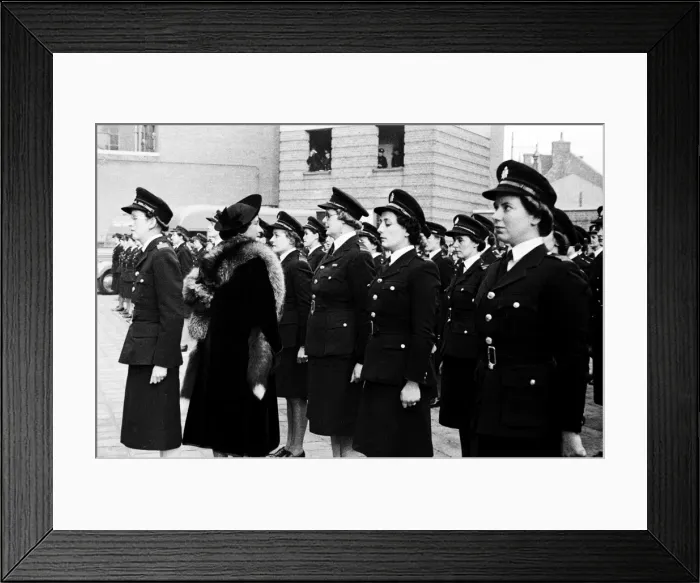 Framed Print : Queen Elizabeth inspects firewomen on parade, WW2 Framed Print : Queen Elizabeth inspects firewomen on parade, WW2
