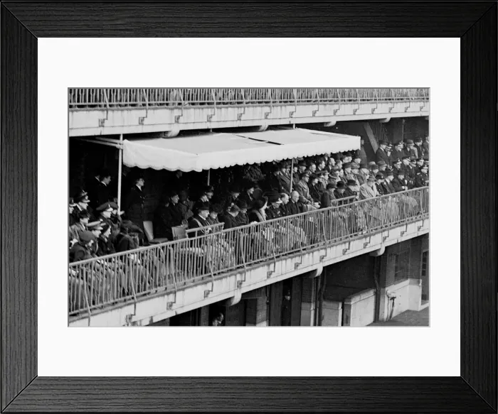 Framed Print : Queen Elizabeth on a balcony reviewing firewomen, WW2 Framed Print : Queen Elizabeth on a balcony reviewing firewomen, WW2