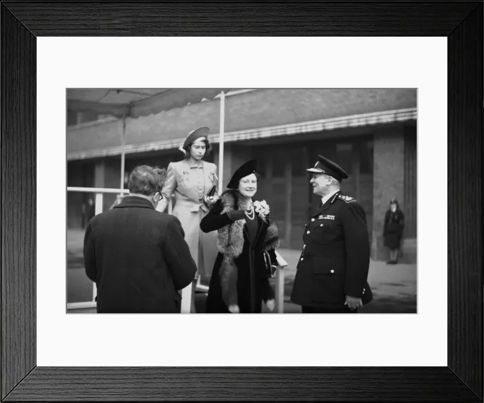 : Queen Elizabeth reviews firewomen at Lambeth HQ, WW2 : Queen Elizabeth reviews firewomen at Lambeth HQ, WW2