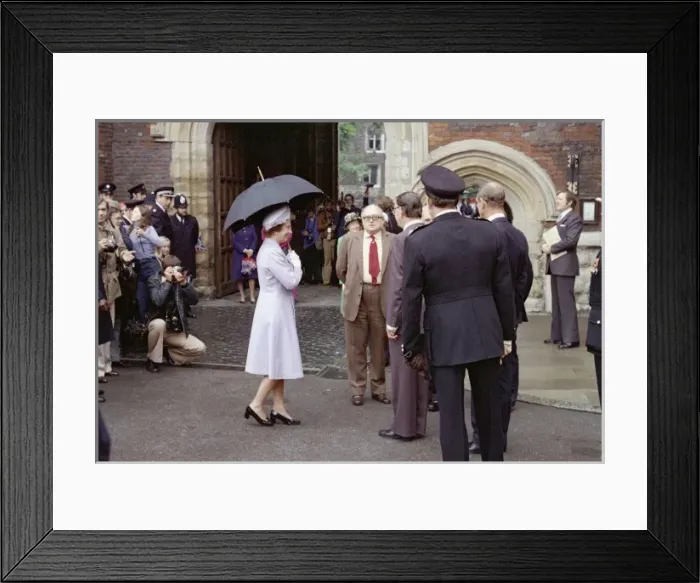 Framed Print : Queen Elizabeth II visiting the London Fire Brigade Framed Print : Queen Elizabeth II visiting the London Fire Brigade