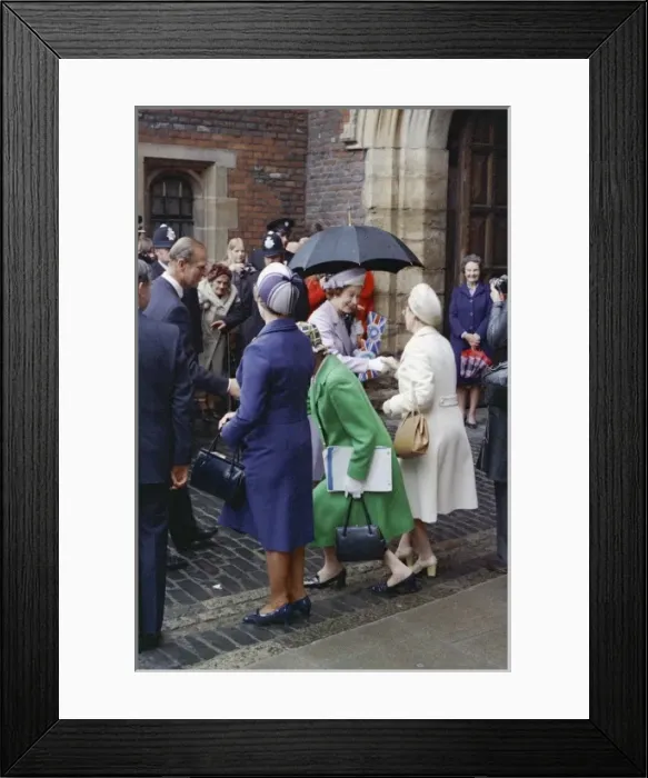Framed Print : Queen Elizabeth II visiting the London Fire Brigade Framed Print : Queen Elizabeth II visiting the London Fire Brigade